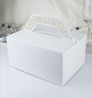 Krabička s krajkovým ouškem bílá perleť  10 ks