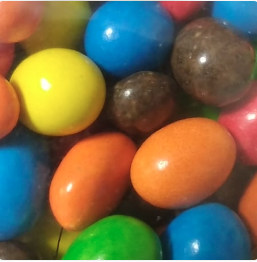 Arašídy v barevné čokoládě